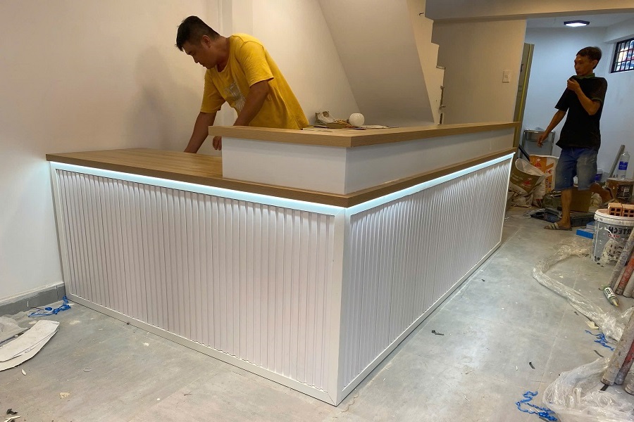 Bàn giao quầy pha chế chữ L tại quận 10
