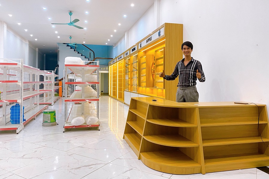 Thi công tủ trưng bày điện thoại đứng cho cửa hàng