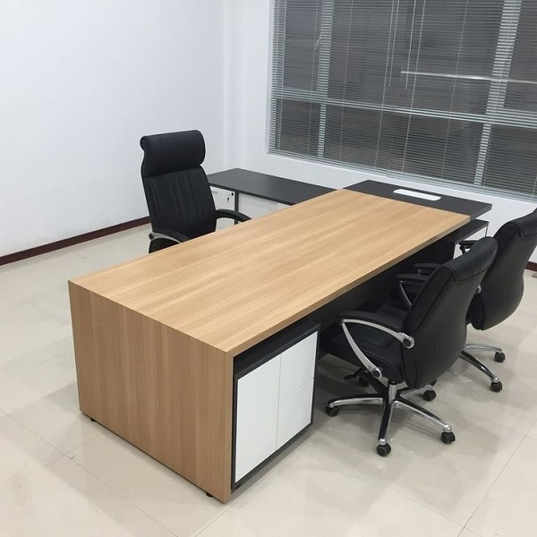 Bàn làm việc trưởng phòng 1m8 x 1m4 BLV031