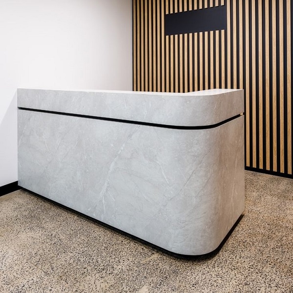 Quầy lễ tân spa bo cong vân đá 2m QS029