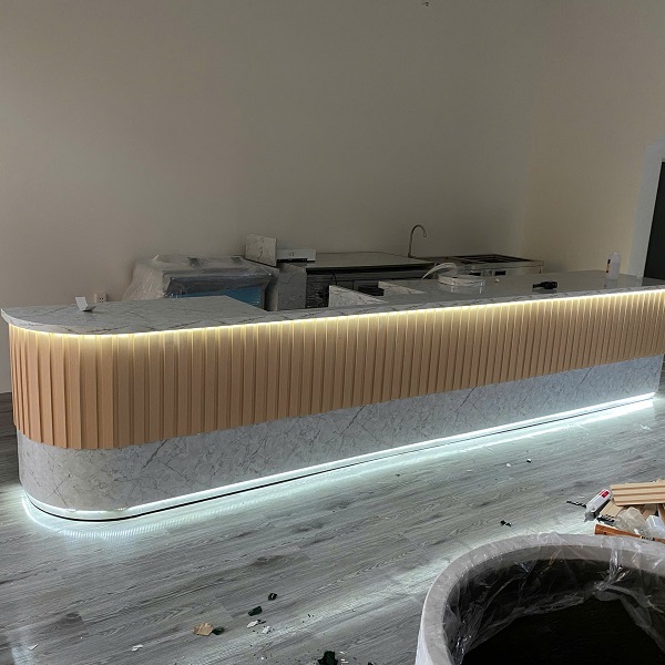 Quầy pha chế 4m5 vân đá ốp lam QB086